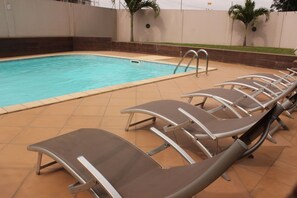 Outdoor pool - Accra Luxury Apartments (Accra)