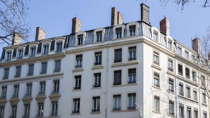 A multi-story building with a classic architectural style, featuring numerous windows and balconies. - Suite Garibaldi Cosy Design Lyon Centre (Lyon)