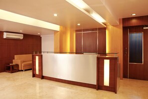 Lobby - Hotel Lucky (Mumbai)