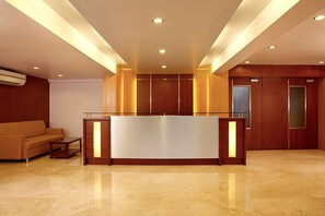 Lobby - Hotel Lucky (Mumbai)