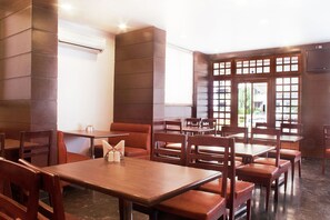 Dining - Hotel Lucky (Mumbai)