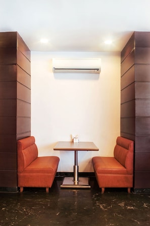 Dining - Hotel Lucky (Mumbai)
