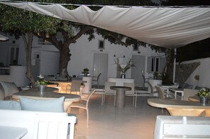 Outdoor dining - Flaskos Suites (Mykonos)
