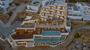 Ein modernes Resort mit großem Pool, mehreren Balkonen und einem gut beleuchteten Außenbereich.