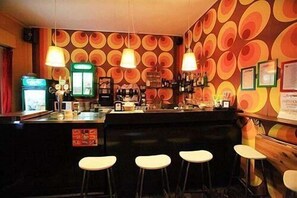 Bar (trong khuôn viên)