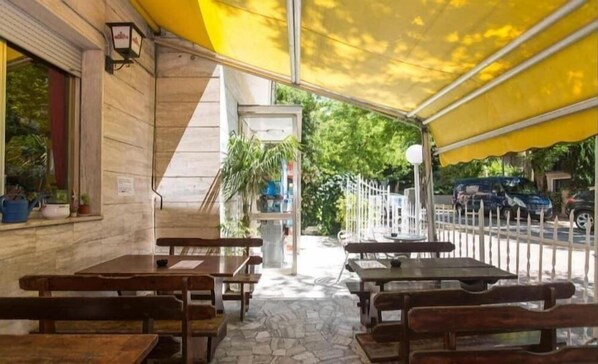 Outdoor dining - Sunflower City Youth Hotel (Rimini)
