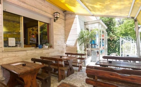 Outdoor dining - Sunflower City Youth Hotel (Rimini)