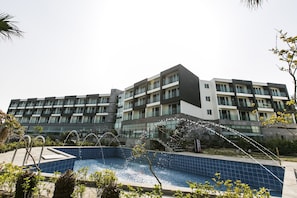 Outdoor pool - Jeju Cordelia Resort (Seogwipo)