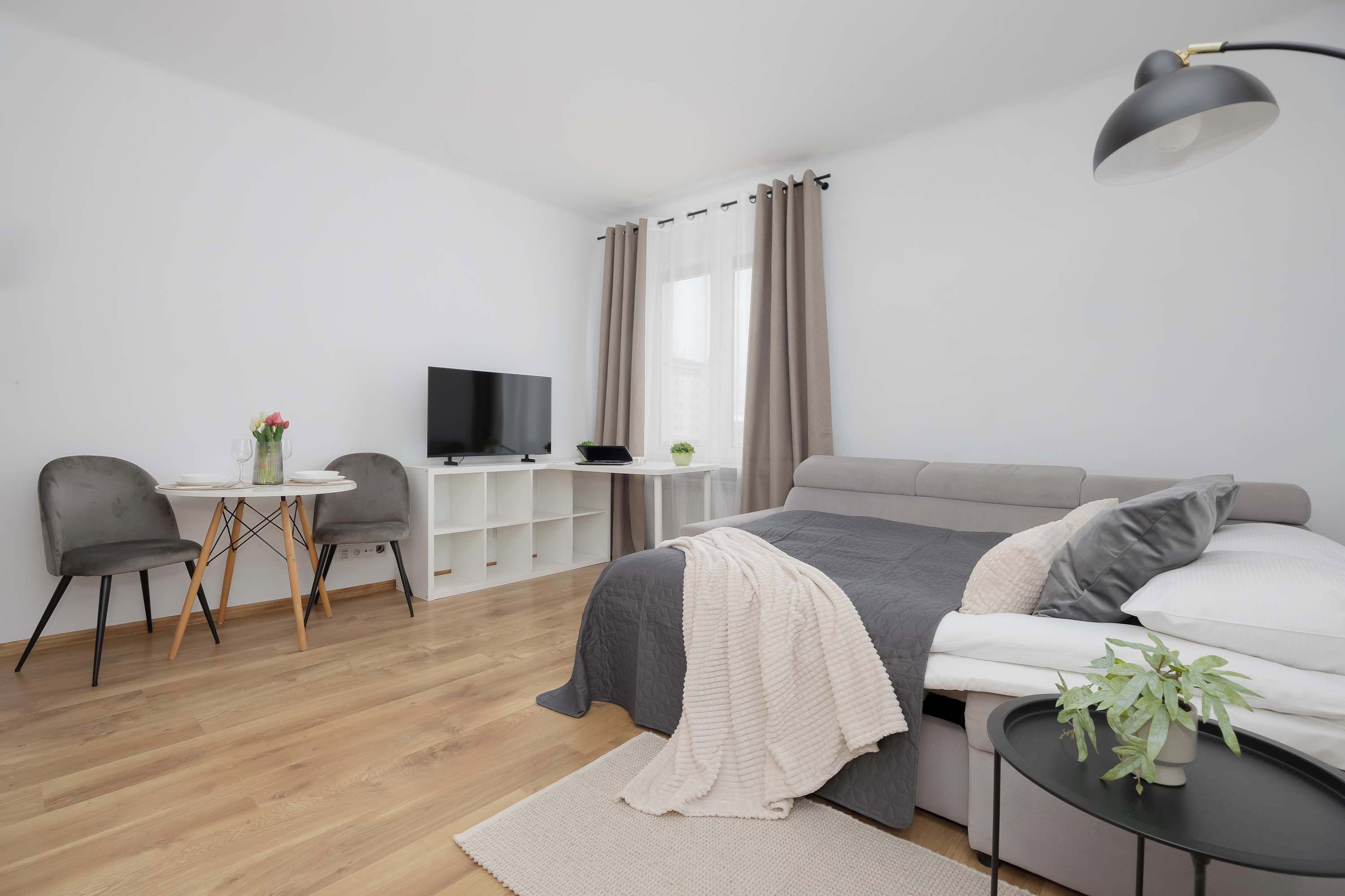 Desk, iron/ironing board, WiFi, bed sheets