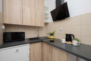 Jääkaappi, mikroaaltouuni, liesi, vedenkeitin