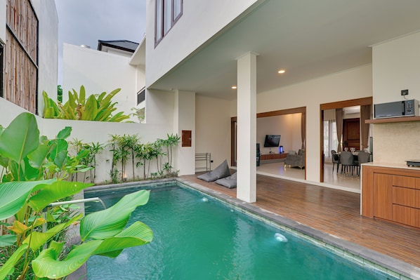 Biệt thự, ban công, quang cảnh hồ bơi | Hồ bơi | Hồ bơi ngoài trời