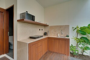 Villa, balcon, vue piscine | Cuisine privée | Bouilloire électrique, tables à manger