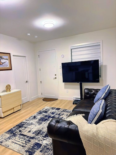 Luxury 2-Bedroom Suite at Bear Mountain | Victoria