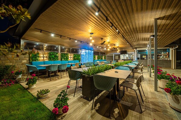 Outdoor dining - Blue Bay Hotel (Nessebar)