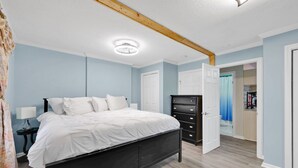 A bedroom with a bed, a dresser, and a walk-in closet. - Cozy 1-bedroom apartment in gorgeous Hartford with AC (Hartford)