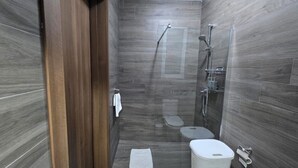 A modern bathroom with a shower, toilet, and a towel rack. - Cosy Ground FL APT - Msida Marina Area (Msida)