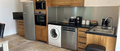 Kühlschrank, Mikrowelle, Ofen, Herdplatte