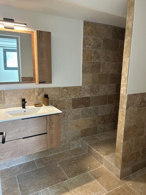 Shower, hair dryer - Quiet location, 5 minutes walk from the center of Vallon and the river (Vallon-Pont-d'Arc)