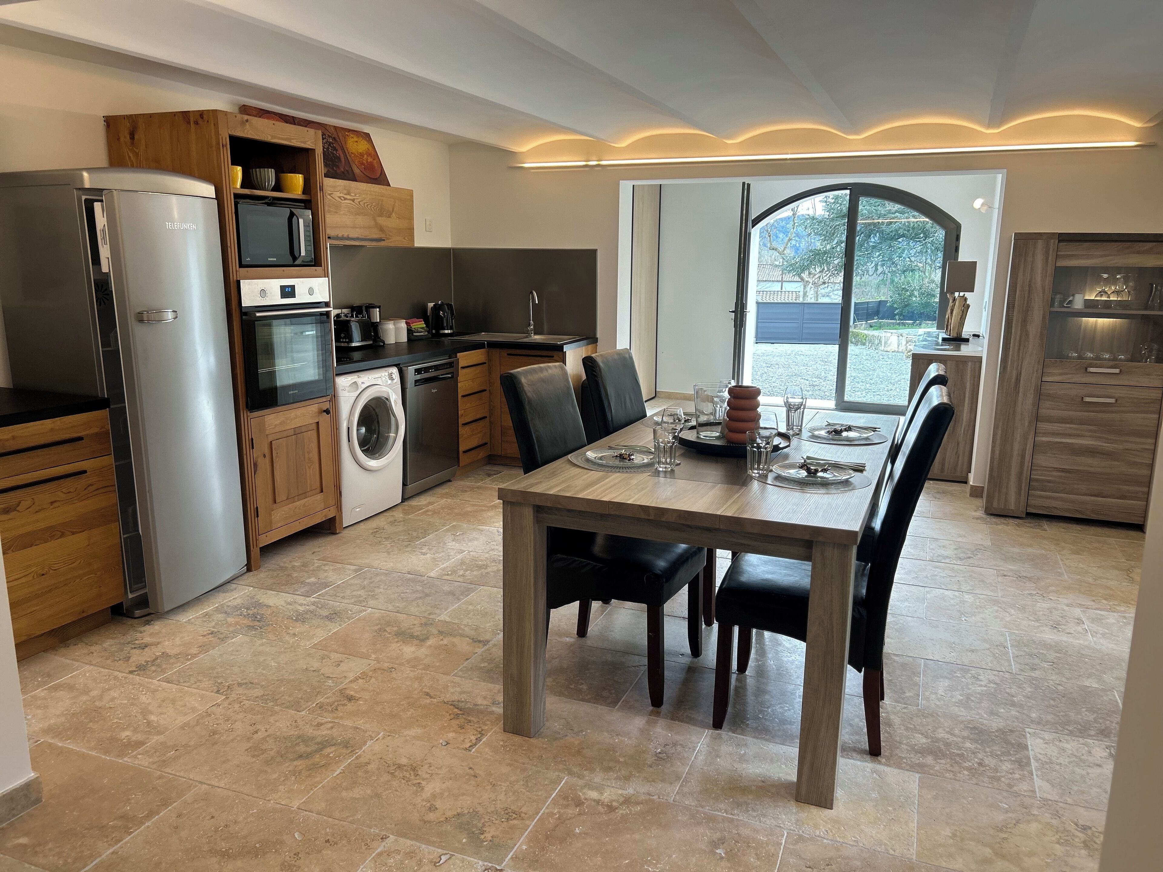 雪櫃、微波爐、焗爐、爐具