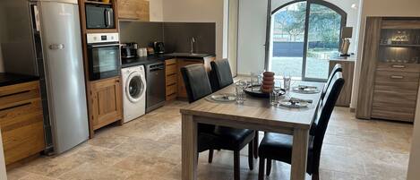 雪櫃、微波爐、焗爐、爐具