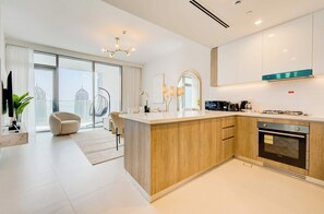 Fridge, microwave, oven, stovetop - Full Marina View, Luxury Furnished in Dubai Marina (Dubai)