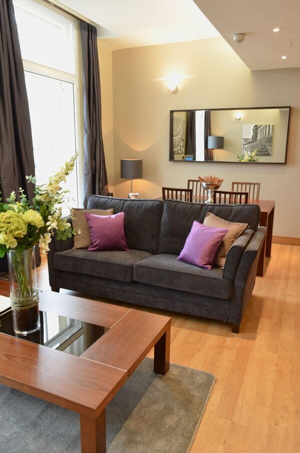 Living area - Quebecs Luxury Apartments (Leeds)