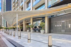 Exterior - Burj Khalifa and Fountain View | Luxury Furnished! (Dubai)