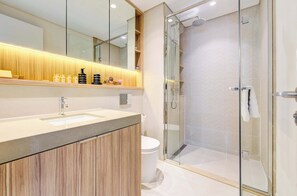 Shower, hair dryer, towels, shampoo - Luxury Furnished 1BR, Prime Location, Al Meydan (Dubai)