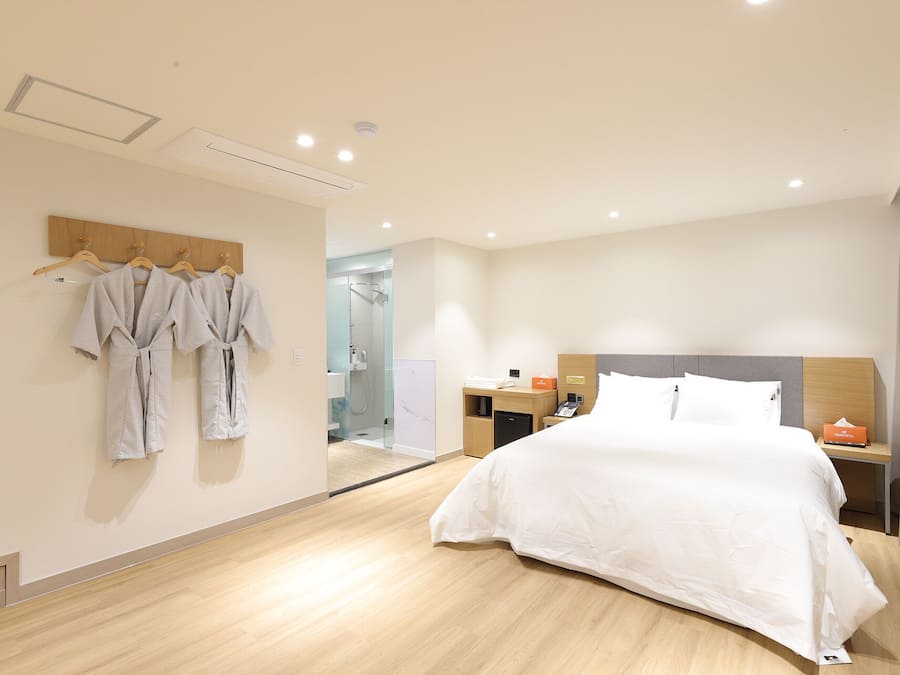 Premium A | Soundproofing, free WiFi, bed sheets
