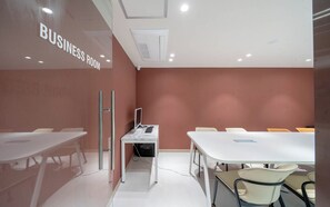 A business room with a white table, chairs, and a computer. - Ulsan Hound Hotel Samsan (Ulsan)