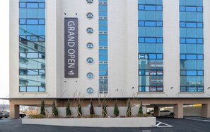 A modern building with a sign that reads 'GRAND OPEN' and 'HOUND HOTEL'. - Ulsan Hound Hotel Samsan (Ulsan)