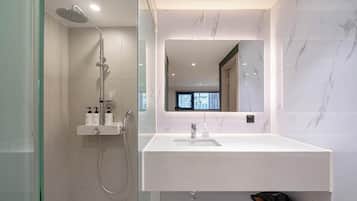 Deluxe Room | Bathroom | Hair dryer, bathrobes, bidet, heated floors