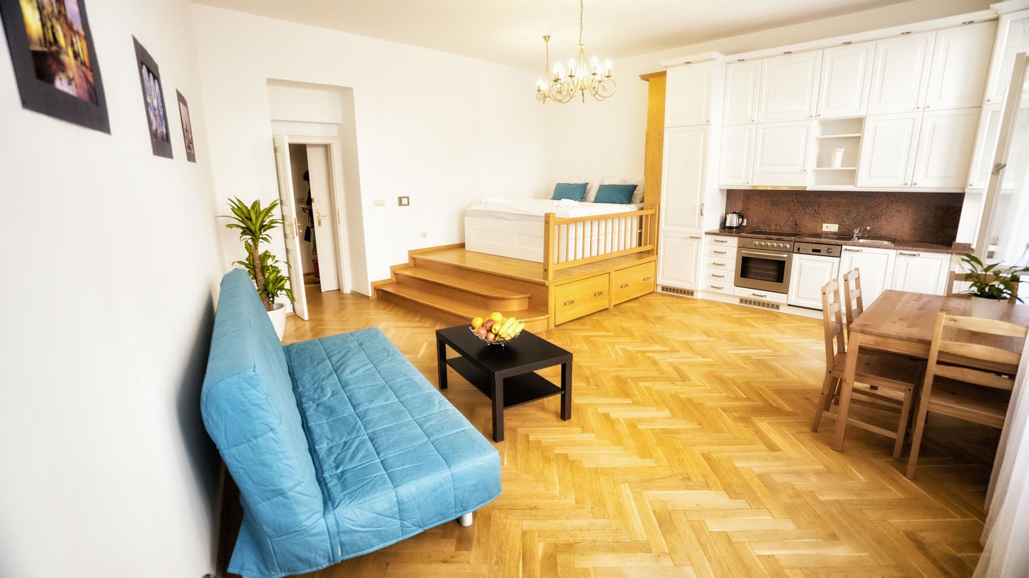 Un appartement moderne comprenant un salon, une cuisine et un coin repas.