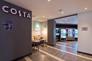 Lobby - Premier Inn London Heathrow Airport Terminal 4 (Hounslow)