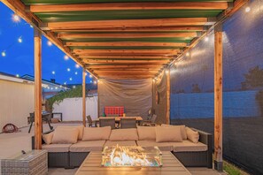 Outdoor dining - Luxury Scottsdale Home, Games, 75” TV, Backyard Oasis & Near Old Town Scottsdale (Scottsdale)