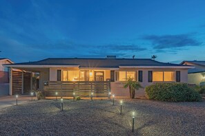 Exterior - Luxury Scottsdale Home, Games, 75” TV, Backyard Oasis & Near Old Town Scottsdale (Scottsdale)