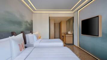 Chambre Deluxe avec lits jumeaux, vue ville | Coffres-forts dans les chambres, bureau