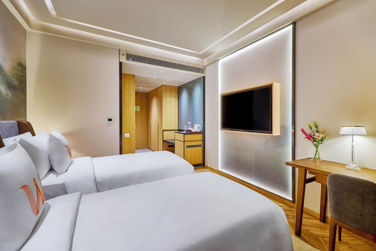 Safe på rommet, skrivebord og skrivebord for bærbar PC