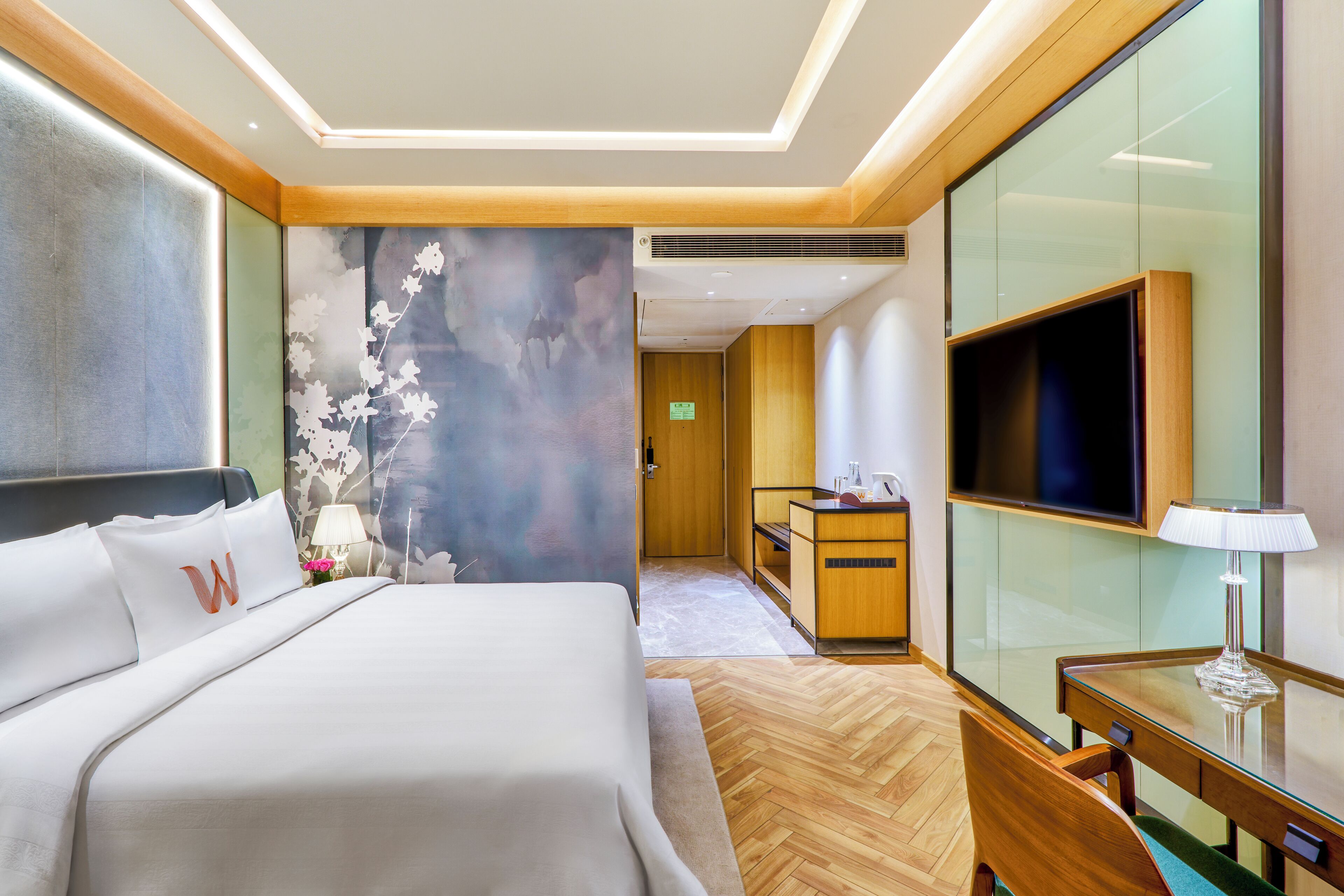 Safe på rommet, skrivebord og skrivebord for bærbar PC