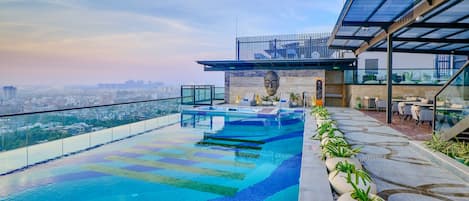 Una piscina al aire libre