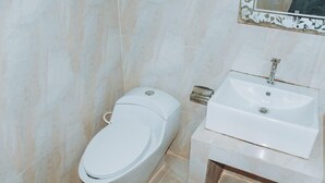 Un baño con inodoro y lavamanos.