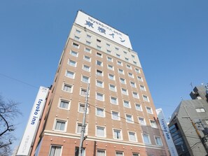 A multi-story building with a prominent 'toyoko inn' sign on the facade, featuring a modern architectural style with a flat roof and a series of evenly spaced windows. - Toyoko Inn Tokyo Yamanote-sen Otsuka-eki Kita-guchi No.2 (Tokyo)