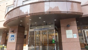 A hotel entrance with a curved facade, glass doors, and a sign in a foreign language. - Toyoko Inn Tokyo Yamanote-sen Otsuka-eki Kita-guchi No.2 (Tokyo)