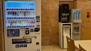 A vending machine with various drink options and a coffee machine. - Toyoko Inn Tokyo Yamanote-sen Otsuka-eki Kita-guchi No.2 (Tokyo)