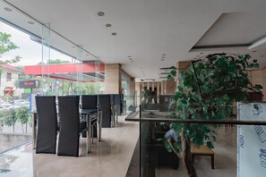 Outdoor dining - Urbanview Hotel Newton Riau Bandung (Bandung)