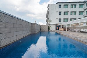 Pool - Urbanview Hotel Newton Riau Bandung (Bandung)