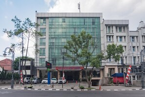 Exterior - Urbanview Hotel Newton Riau Bandung (Bandung)