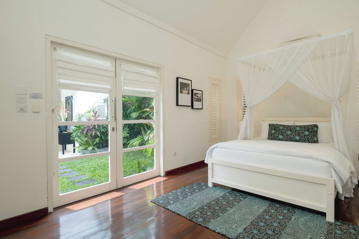 Villa | Desk, iron/ironing board, free WiFi, bed sheets