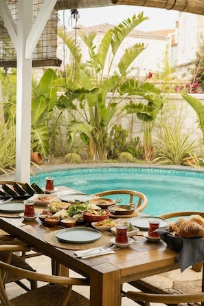 Outdoor dining - Agustos Hotel Alacati (Çeşme)