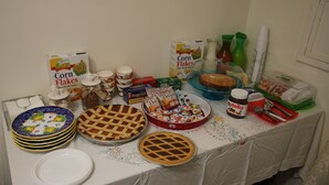 Una mesa con diversos alimentos, como pasteles, frascos y productos envasados.